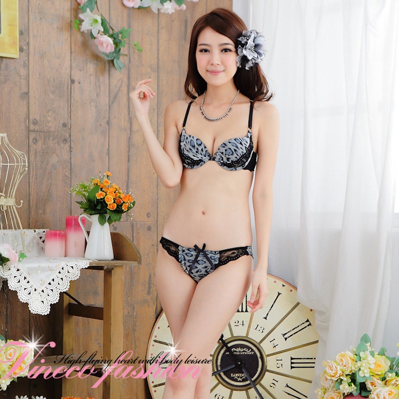 【依依-日系豹纹前扣大码<em>深V文胸</em>套装 美背女